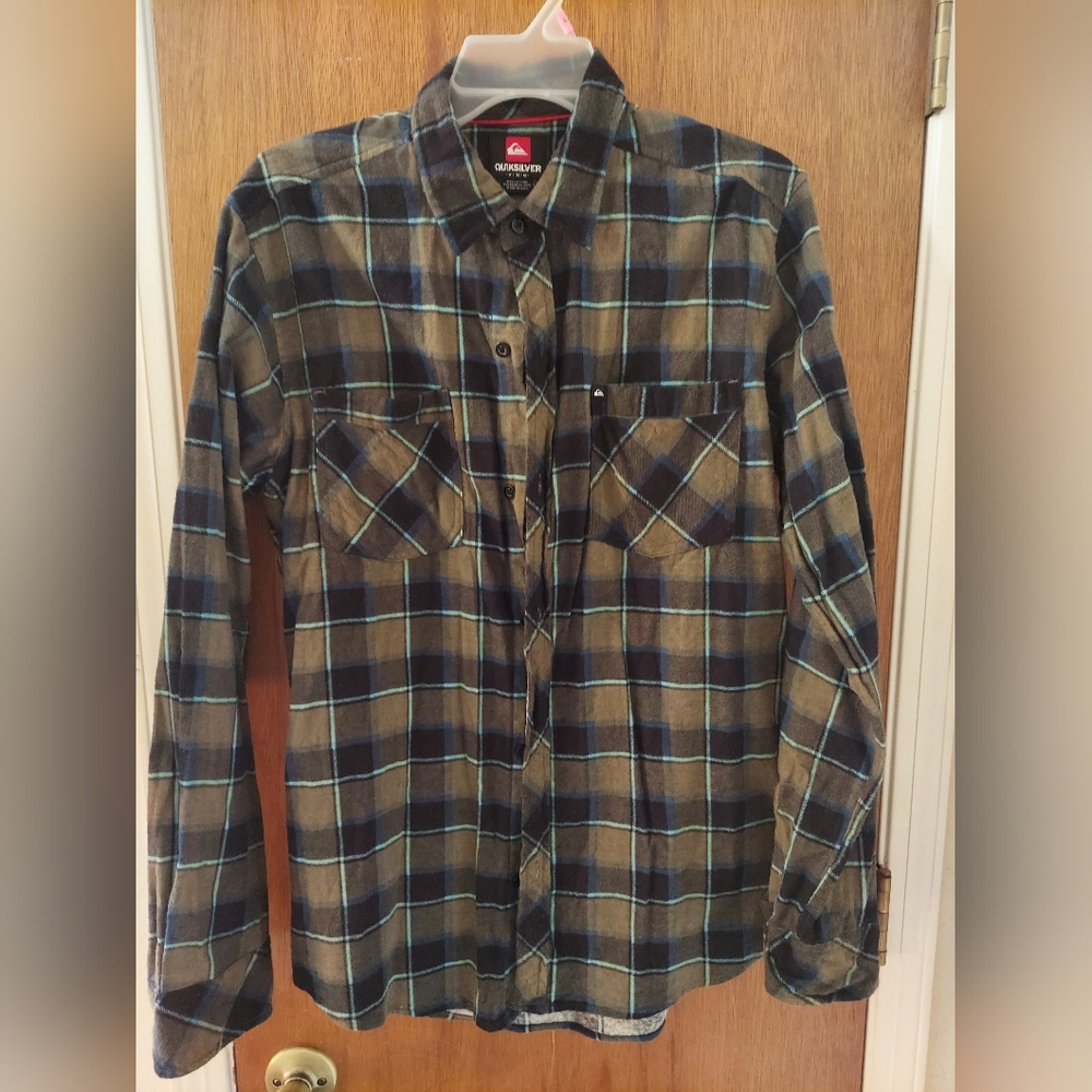 Men's Quiksilver flannel button down. Soft material. Size M.